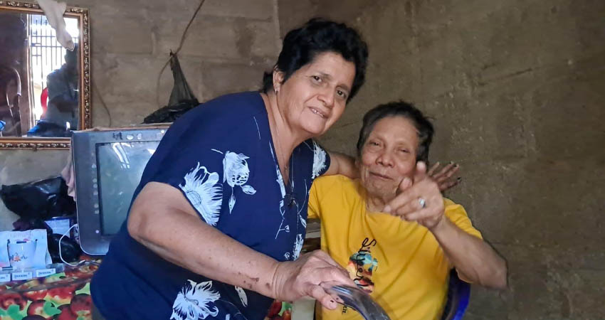 El matrimonio Álvarez González espera apoyo. Foto: Famnuel Úbeda/Radio ABC Stereo