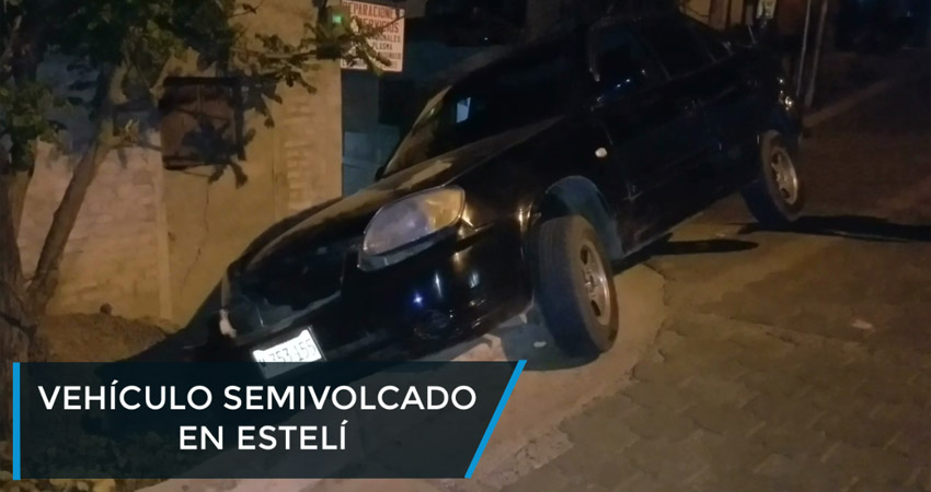 Vehículo semivolcado en Estelí