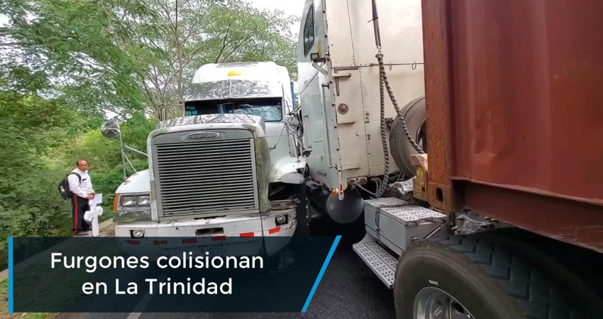 Furgones colisionan en La Trinidad