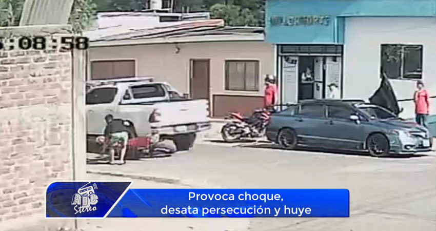 Provoca choque, desata persecución y huye