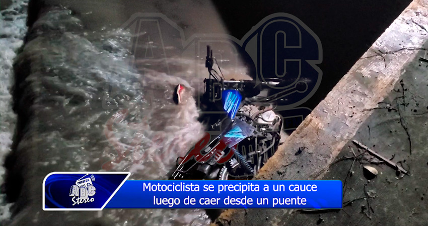 Motociclista se precipita a un cauce luego de caer desde un puente