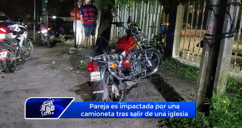 Pareja es impactada por una camioneta tras salir de una iglesia