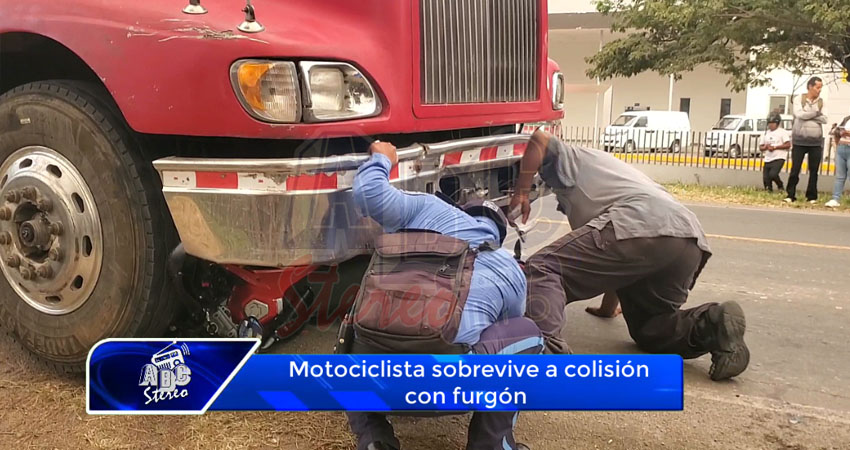 Motociclista sobrevive a colisión con furgón