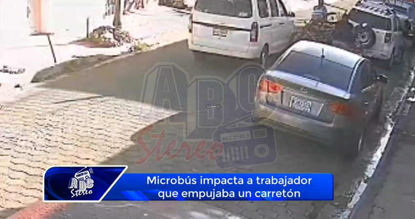 Microbús impacta a trabajador que empujaba un carretón