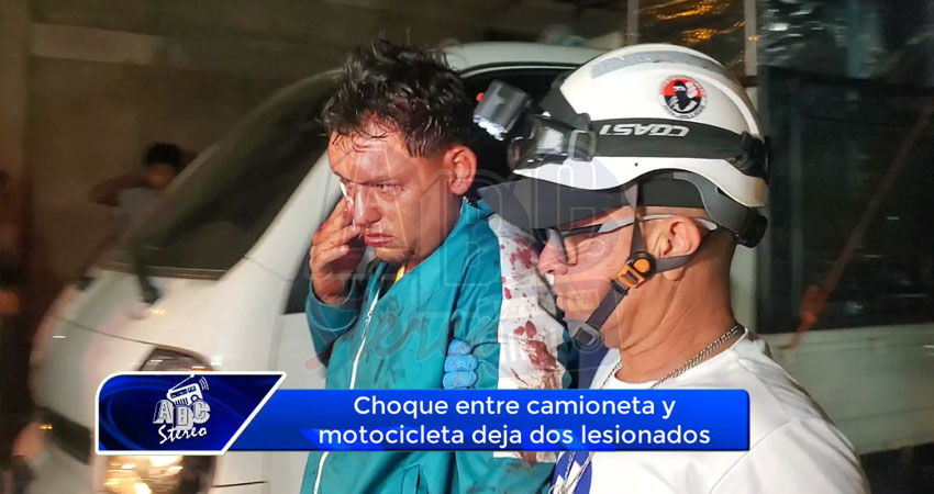 Choque entre camioneta y motocicleta deja dos lesionados