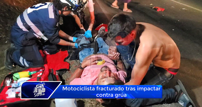 Motociclista fracturado tras impactar contra grúa