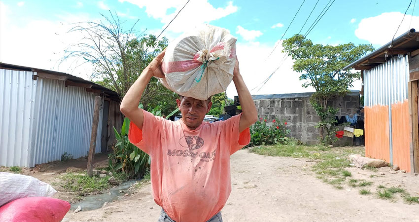 Los vecinos generalmente le retribuyen dándole comida. Foto: Famnuel Úbeda/Radio ABC Stereo