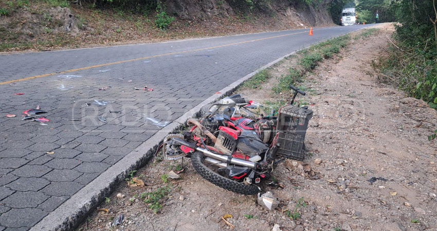 Autoridades esperaban a familiares para identificar al motociclista. Foto: Cortesía/Radio ABC Stereo
