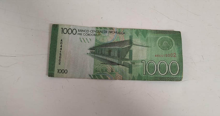Personas señaladas de pagar con billetes falsos. Foto: Cortesía/Radio ABC Stereo