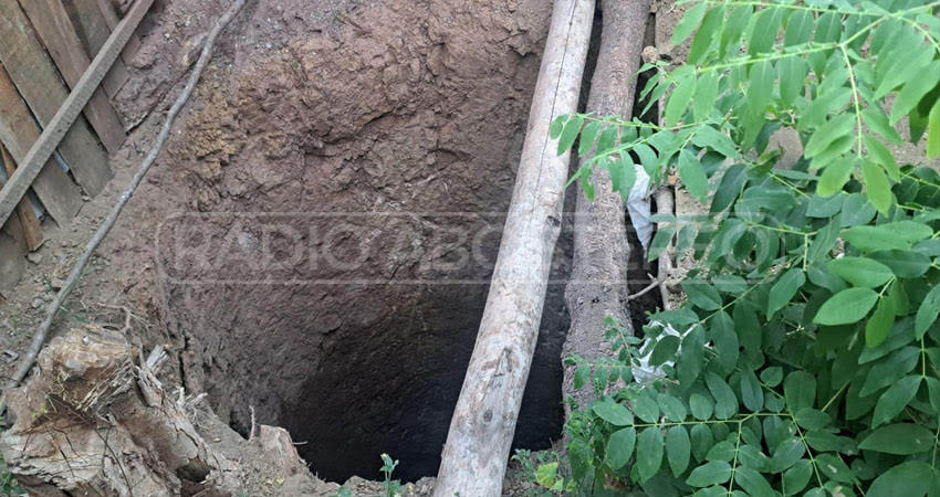 Bomberos de la localidad recuperan el cuerpo del interior de un pozo. Foto: Cortesía/Radio ABC Stereo