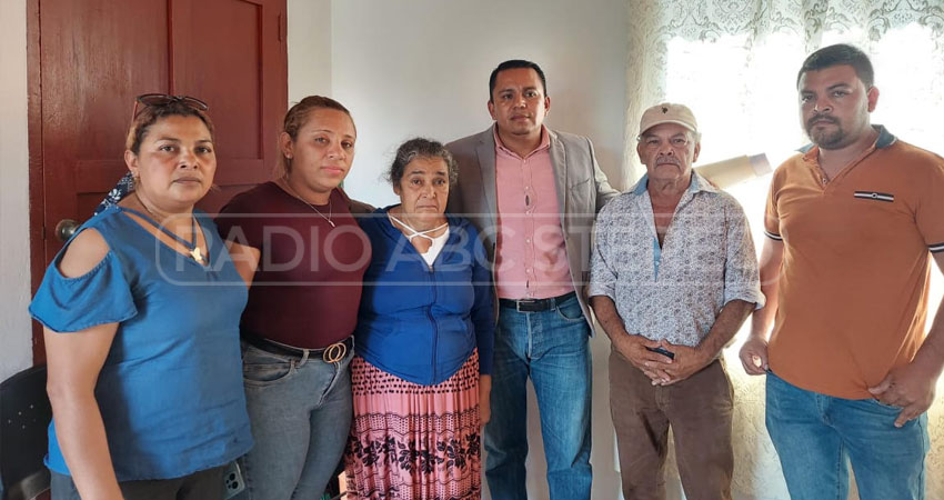Familiares de la víctima de homicidio Rafael Flores. Foto: Denis García/Radio ABC Stereo