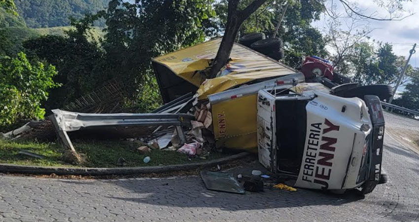 El conductor del camión dijo que fue una falla en los frenos. Foto: Cortesía/Radio ABC Stereo