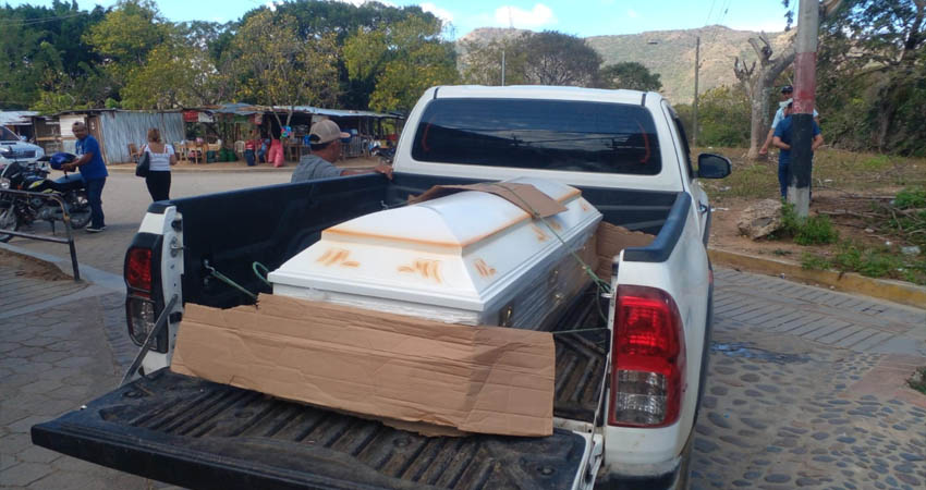Familiares de la víctima trasladaron su cuerpo desde el hospital de Ocotal hasta Jalapa, para velarla y darle sepultura. Foto: Cortesía/Radio ABC Stereo