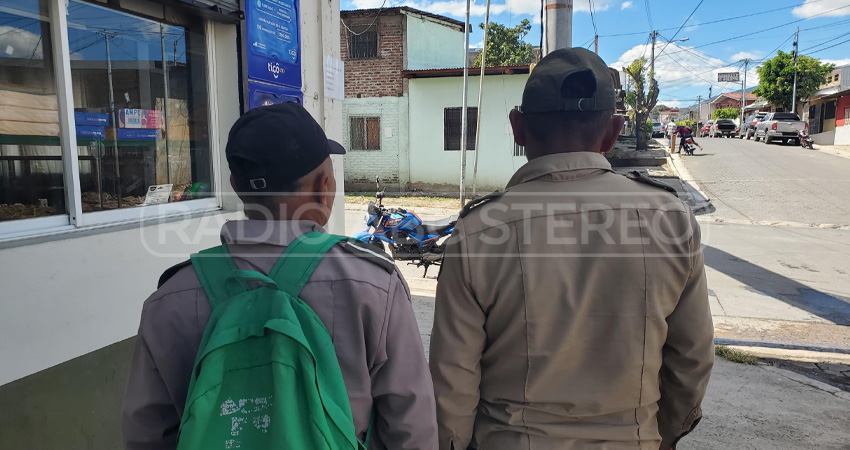 Los dos guardas fueron engañados y terminaron sin el salario que acababan de recibir, tras ser abordados por unos desconocidos.