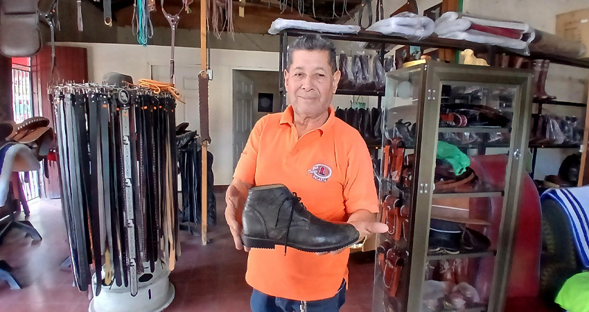 Juan Torres Rodríguez, talabartero de Estelí. Foto: Byron Altamirano/Radio ABC Stereo