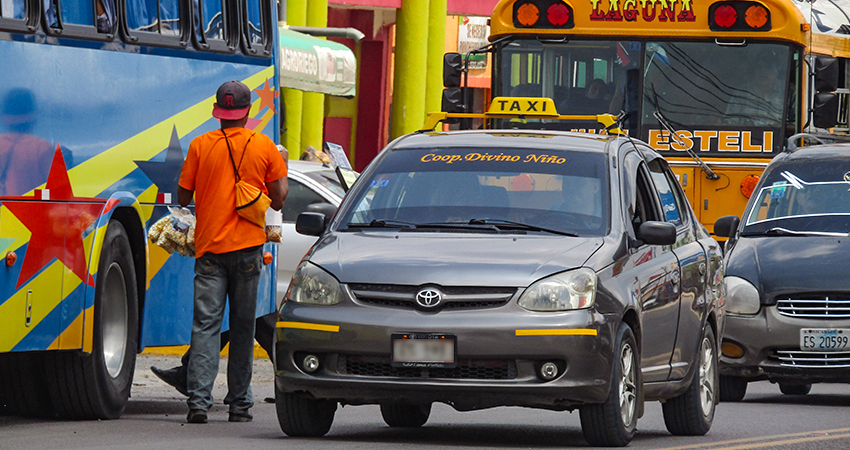 Mascarilla y alcohol aseguran andar varios taxistas para generar confianza. Foto de referencia.