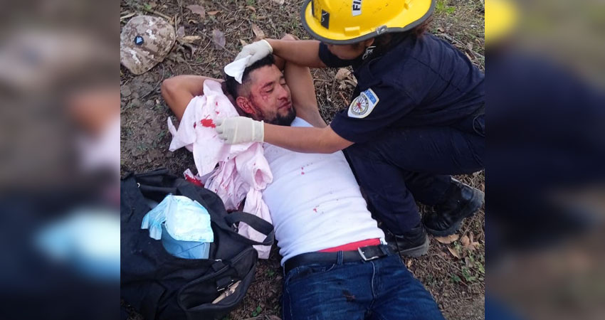 El lesionado fue asistido y trasladado al hospital. Foto: Cortesía/Radio ABC Stereo