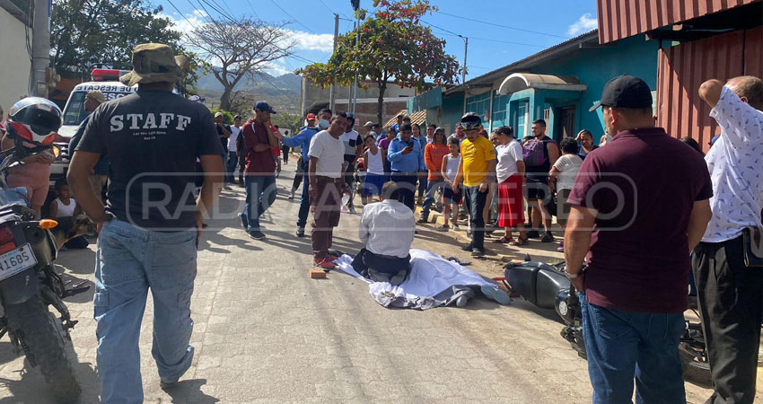 El papá y la mamá de la víctima estuvieron llorando desconsoladamente a la par del cuerpo en la vía. Foto: Rosa Angélica Reyes/Radio ABC Stereo