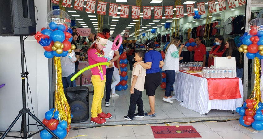 La tienda está organizada por secciones de: caballeros, damas, niños, cosméticos y hogar. Foto: José Enrique Ortega/Radio ABC Stereo