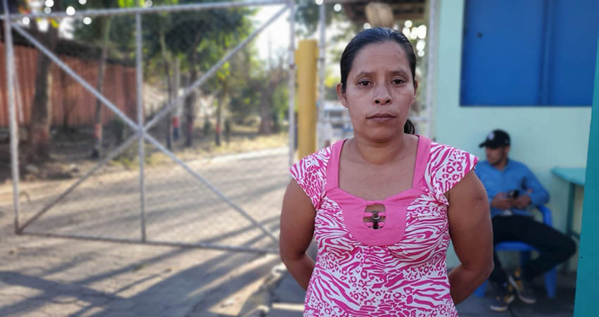 La madre solicita apoyo para lograr tener un techo temporal durante estos días en Estelí. Foto: José Enrique Ortega/Radio ABC Stereo