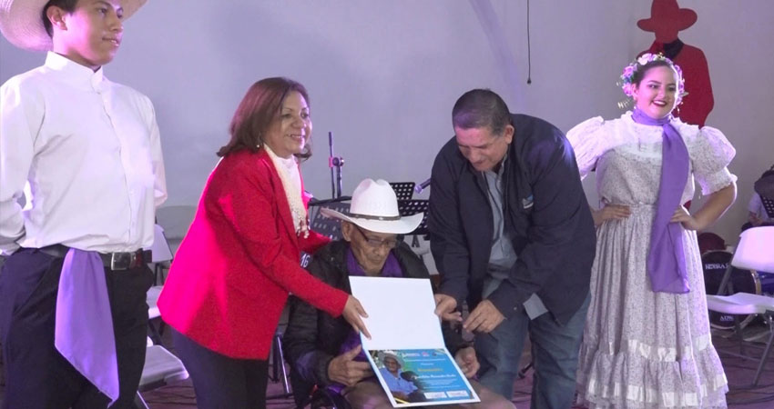 José Adán Hernández, recibe reconocimiento. Foto: José Enrique Ortega/Radio ABC Stereo