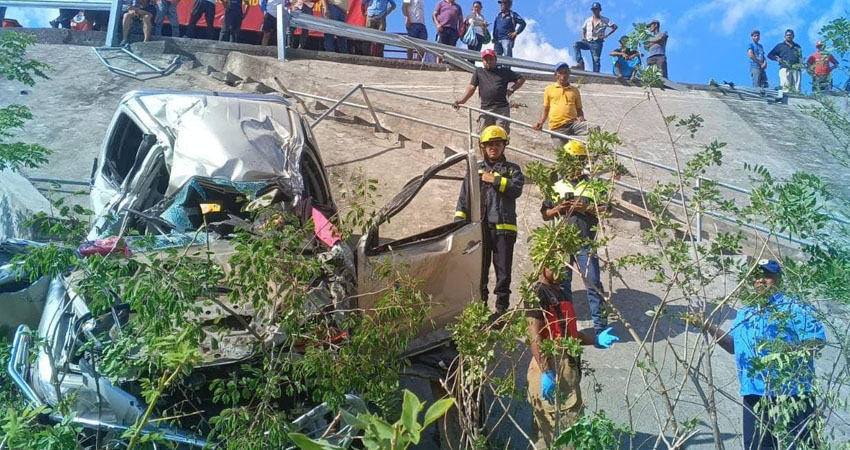 Camioneta se precipitó a un puente en San Juan de Limay. Foto: Cortesía/Radio ABC Stereo