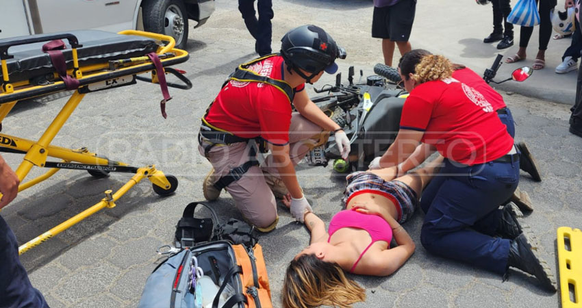 Socorristas del Benemérito Cuerpo de Bomberos auxiliaron a la joven. Foto: Cortesía/Radio ABC Stereo