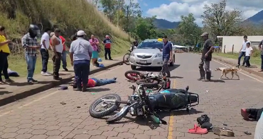 Las motocicletas quedaron con daños materiales significativos. Foto: Captura de pantalla/Radio ABC Stereo