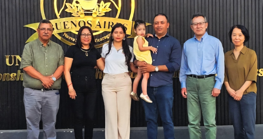 El diplomático junto a propietarios de la finca y autoridades locales. Foto: Cortesía