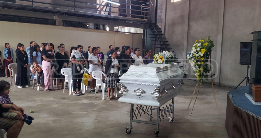 Entre oraciones y dolor. Eric Selén falleció 24 horas después de ser víctima de un accidente de tránsito, cuando él se dirigía en bicicleta a un culto evangélico.