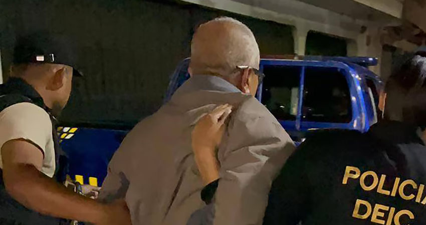 El detenido ya está bajo custodia y podría enfrentar hasta 50 años de prisión por este crimen que ha conmocionado al país. Foto: Cortesía