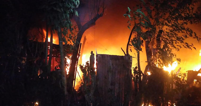 Las llamas arrasaron con la vivienda, pertenencias y materiales de trabajo. Foto: Juan Francisco Dávila/Radio ABC Stereo