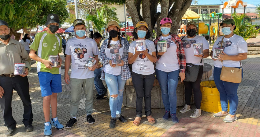 Los familiares de los secuestrados andan identificados con camisetas blancas y fotografías. Foto: José Enrique Ortega/Radio ABC Stereo
