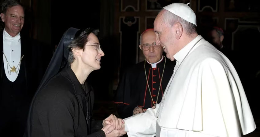 El líder católico afirmó que “la cosa cambia, sigue adelante” cuando nombra a mujeres para cargos en el Vaticano.