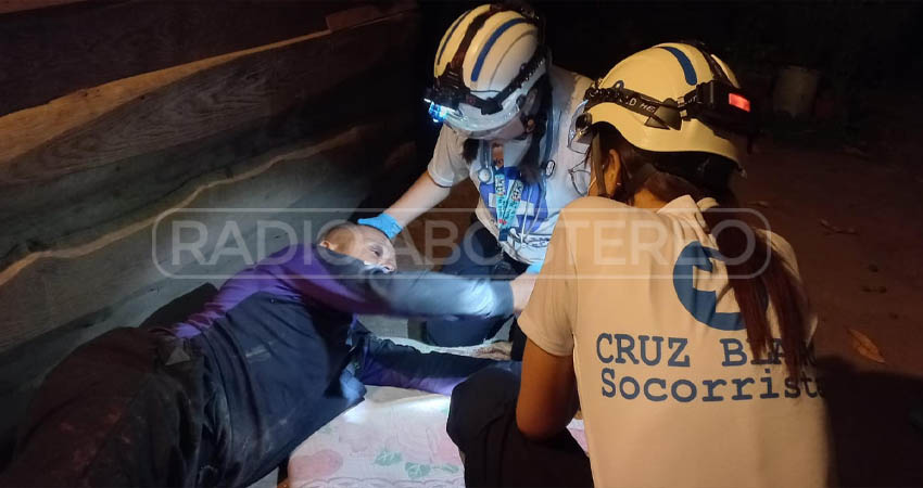 Cruz Blanca brindó atención prehospitalaria al herido.  Foto: Famnuel Úbeda/Radio ABC Stereo