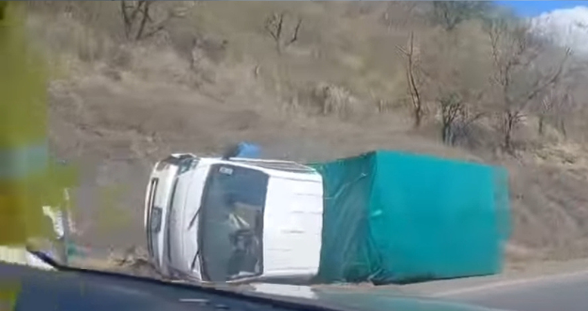 El conductor perdió el control del vehículo tras una ponchadura de llanta. Foto: Cortesía