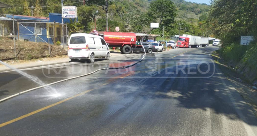 Agentes de la policía vigilaron el proceso. Foto: Cortesía/Radio ABC Stereo