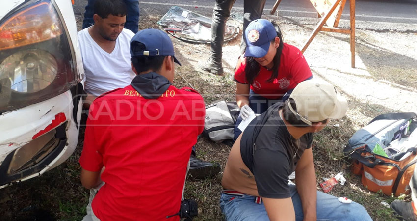 Dos de los lesionados se transportaban en el camioncito. Foto: Cortesía/Radio ABC Stereo