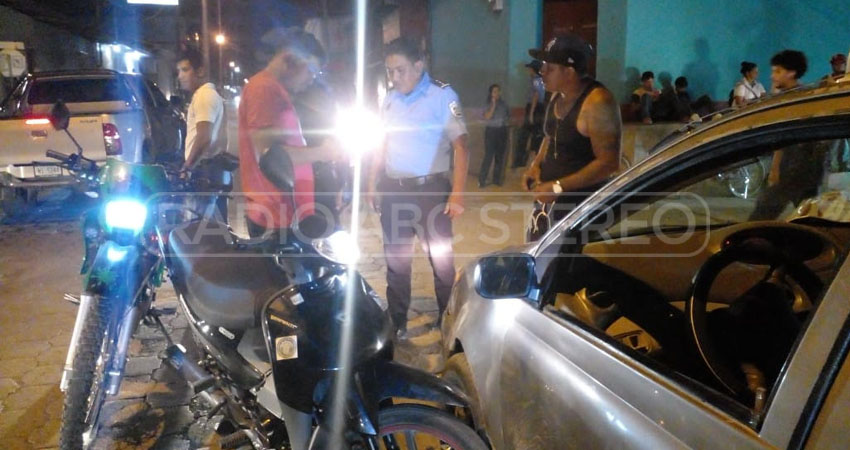 Supuestamente la joven motociclista irrespetó una señal de alto, colisionando con otra moto y posteriormente impactaron con un taxi.