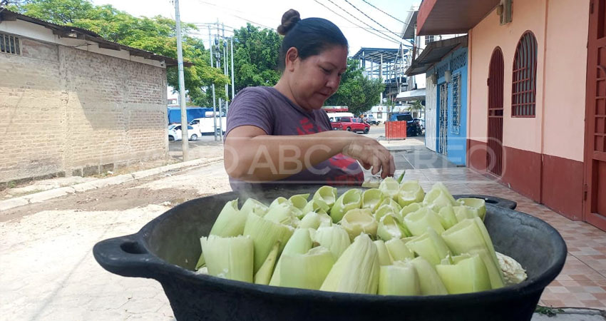 Glenda Rodríguez ha dedicado su vida a la venta de maíz en sus diversas expresiones. Además de encontrar un sustento de vida, promueve el consumo de alimentos ancestrales.