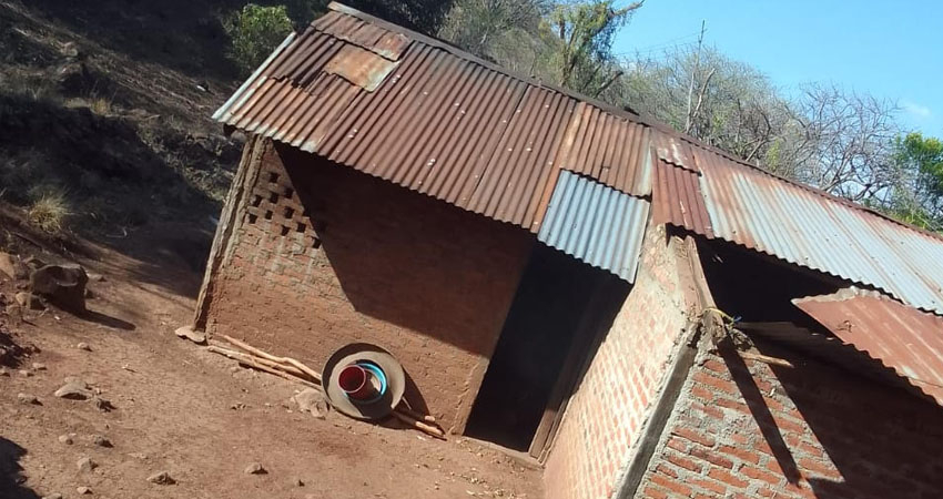 Mujer pide ayuda para reparar el techo de su casa. Foto: Cortesía/Radio ABC Stereo