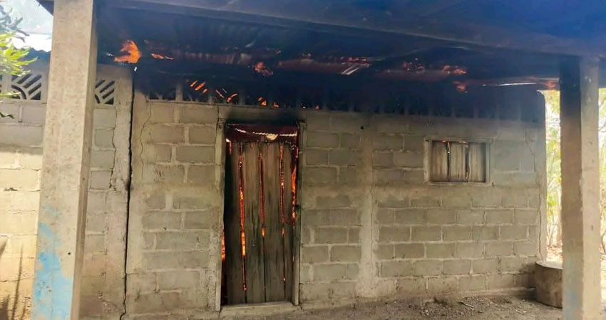 Incendio consume vivienda en Santa María de Pantasma. Foto: Cortesía/Radio ABC Stereo