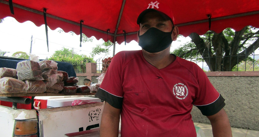Rudy López, comerciante de lácteos. Foto: Famnuel Úbeda/Radio ABC Stereo