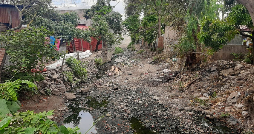 El cauce está lleno de basura. Foto: Famnuel Úbeda/Radio ABC Stereo