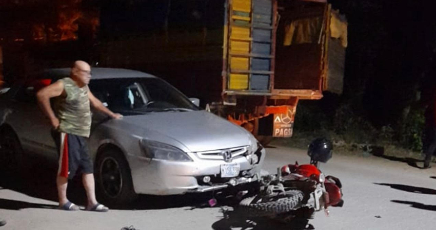 Producto de la colisión, una señora de 40 años de edad salió catapultada, falleciendo en el lugar. El accidente se registró en el Sector 7, del municipio de Jalapa, Nueva Segovia.