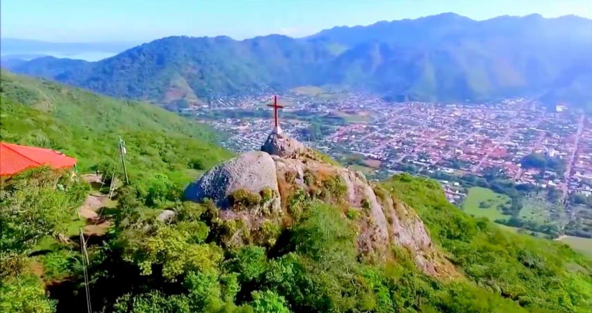 Cada 3 de mayo los feligreses católicos celebran el Día de la Santa Cruz. En Jinotega esta festividad se enfoca también en el aniversario de la colocación de una cruz de madera en el cerro más alto de la zona.