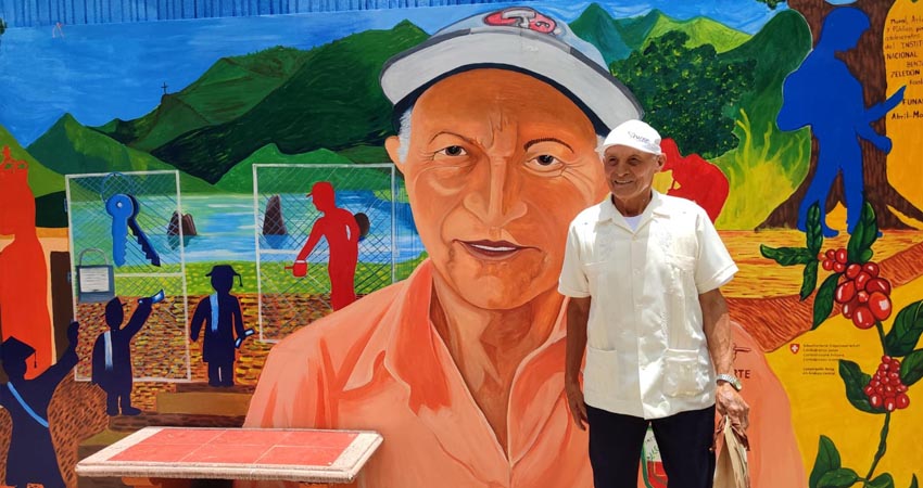 El mural fue dedicado a don Eduardo Teófilo Guido Villegas, mejor conocido como "don Guido", quien ha trabajado durante cinco décadas como conserje del Instituto Nacional Bejamín Zeledón.