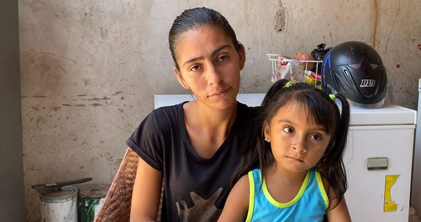 María Waldina Siles, junto a su niña, víctimas de una confusión y difamación en redes sociales. Foto: Rosa Angélica Reyes / Radio ABC Stereo
