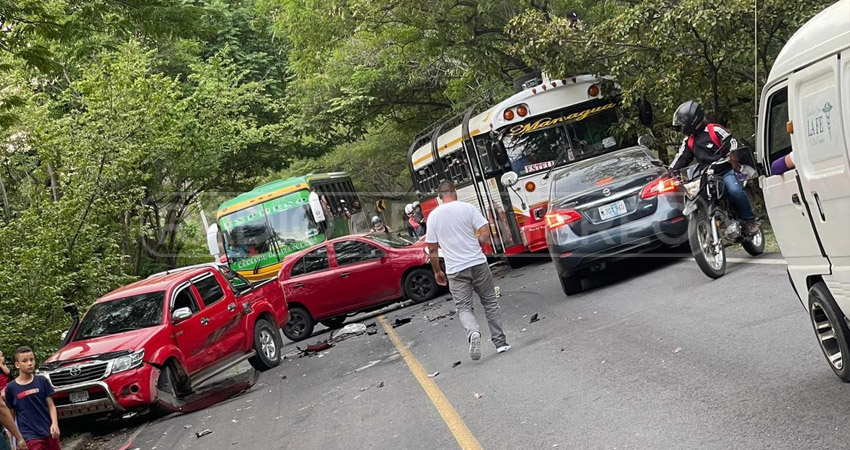 Presuntamente, el conductor del automóvil invadió carril, provocando el accidente. Foto: Rosa Angélica Reyes / Radio ABC Stereo