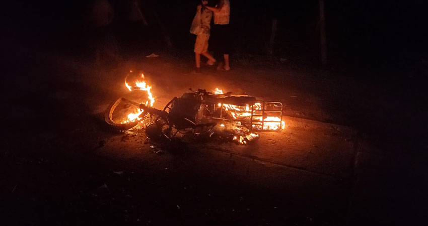 Moto incendiada en rampa Panamá Soberana. Foto: Cortesía/Radio ABC Stereo